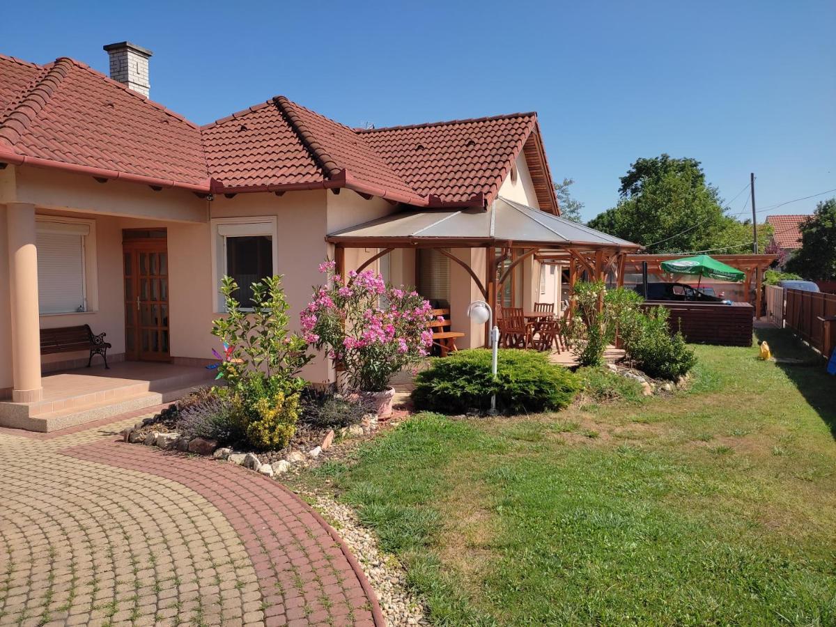 Aqua Azur Apartman Hajdúszoboszló Buitenkant foto